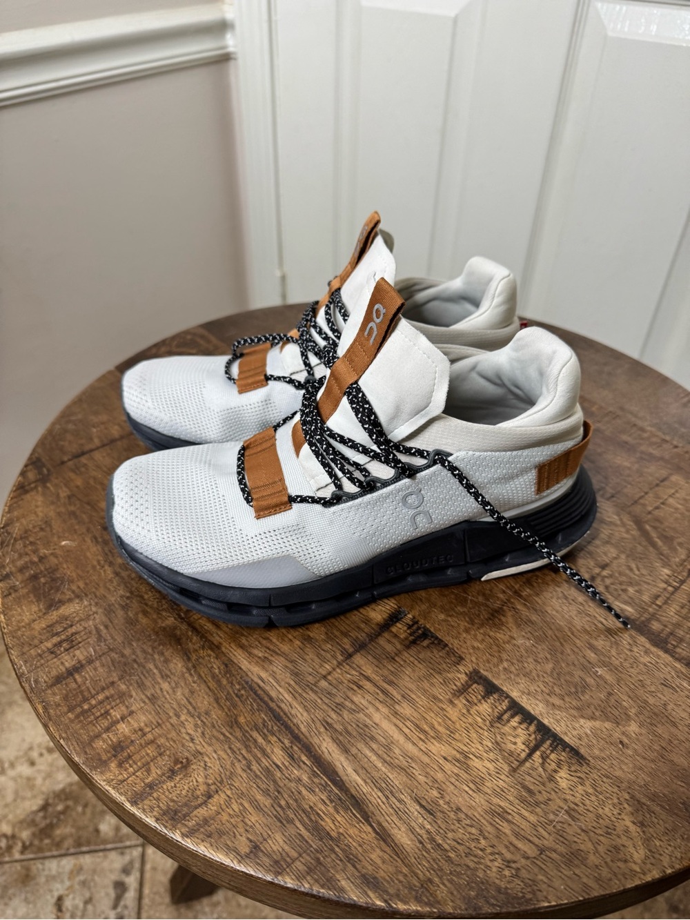 On Running Men’s Sneakers in White with Brown Accents